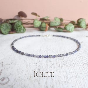 Delicata cavigliera con pietra preziosa di iolite: cristallo di rocca autentico, chiusura 925 - realizzata a mano da Ula Jewellery