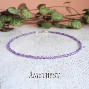 Bracelet de cheville en perles de pierre précieuse fine améthyste : Pierre de naissance de février faite à la main par Ula Jewellery, 925