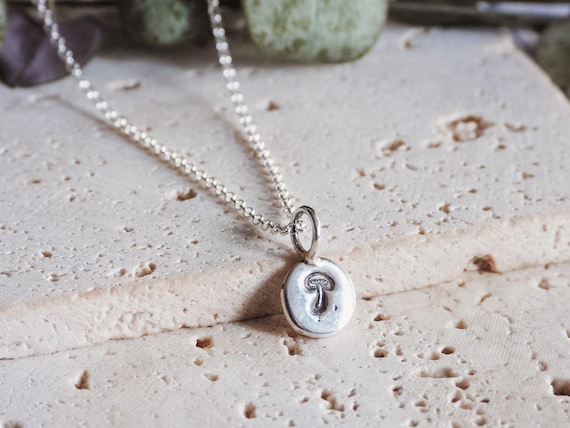 繊細なキノコチャームネックレス：Ula Jewellery Cornwallによる 