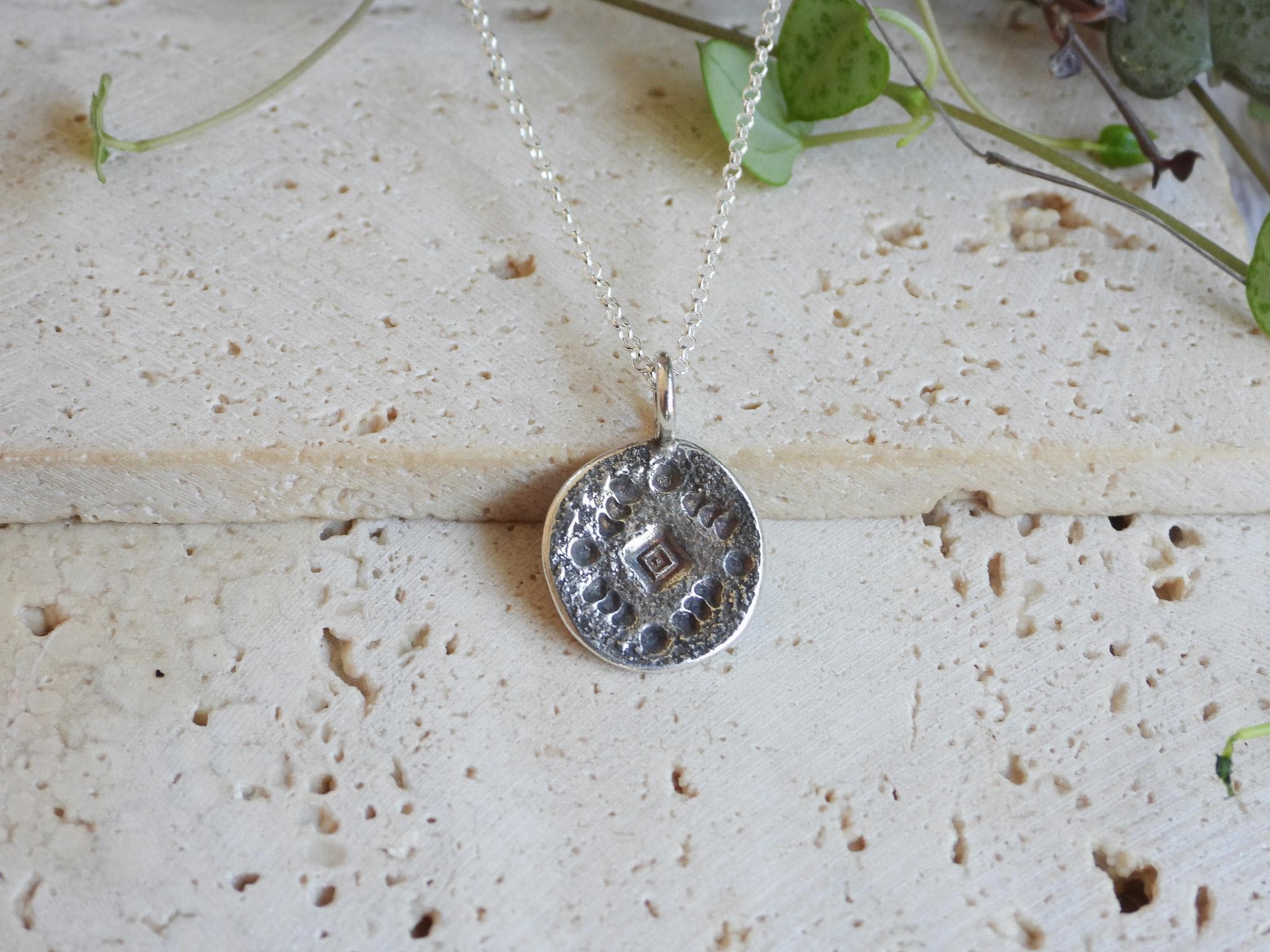 素朴なアステカチャームネックレス、テクスチャ加工リサイクルシルバー925ペンダント、ボヘミアンジュエリー、ハンドメイドコインマンダラメダリオン、ユニークなボヘミアンスタイル