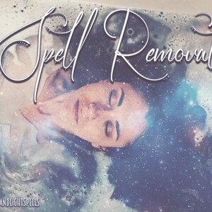 Può includere: Un'immagine eterea con una persona immersa in una vasca da bagno, con le parole "Spell Removal" in elegante calligrafia. Lo sfondo fonde una galassia cosmica con acqua schiumosa, creando un'atmosfera mistica. È visibile l'handle social @LOVEANDLIGHTSPELLS.