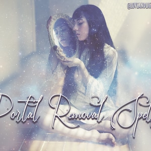 Könnte beinhalten: Eine Frau in einem weißen Kleid hält einen Spiegel vor ihr Gesicht. Der Hintergrund ist ein sanftes Blau mit weißen Sternen. Der Text "Portal Removal Spell" ist in einer kursivschriftlichen Schriftart am unteren Rand des Bildes geschrieben.