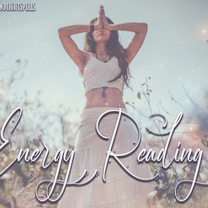 Puede incluir: Una mujer con las manos en posición de oración, vistiendo una blusa y falda blancas, se encuentra de pie en un campo de hierba alta. El texto "Energy Reading" está escrito en una fuente cursiva sobre la imagen.