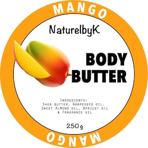 Op de afbeelding: Een gele cirkel met de woorden "MANGO" en "Naturelbyk" in zwarte tekst. Binnen de cirkel bevindt zich een mango met een plak mango erop. De woorden "BODY BUTTER" staan in zwarte tekst onder de mango. De tekst "INGREDIENTS: SHEA BUTTER, GRAPESEED OIL, SWEET ALMOND OIL, APRICOT OIL & FRAGRANCE OIL" staat in zwarte tekst onder de woorden "BODY BUTTER". De tekst "250 g" staat in zwarte tekst onder de ingrediënten. De woorden "MANGO" staan in zwarte tekst onderaan de cirkel.