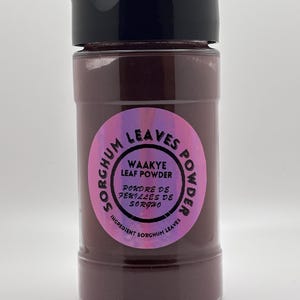 Pode incluir: Um conjunto de três canecas de cerâmica com acabamento fosco e salpicado. As canecas são em tons de creme, cinza claro e cinza escuro. Cada caneca tem um design simples e minimalista, perfeito para café ou chá.