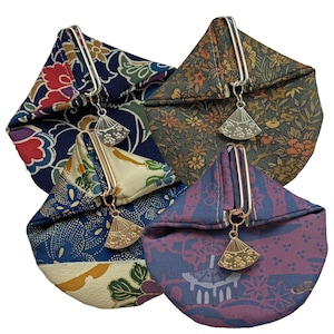 Peut inclure: Quatre porte-monnaie colorés à motifs, avec fermoirs métalliques et breloques en forme d'éventail. Les bourses présentent des motifs floraux et géométriques dans les tons de bleu, rouge, vert et violet. Chaque bourse a un motif de tissu unique.