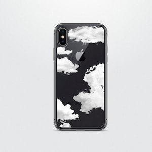 Puede incluir: Una funda transparente para teléfono con fondo negro y diseño de nubes blancas. La funda tiene un recorte para el logotipo de Apple y la cámara.
