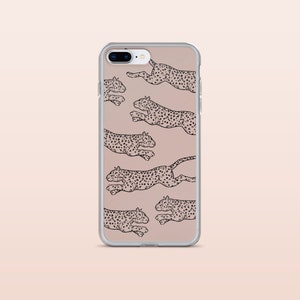 Op de afbeelding: Een transparante telefoonhoes met een roze achtergrond en een herhalend patroon van zwart-witte cheetahprint. De cheetahprint is van rennende cheetahs.