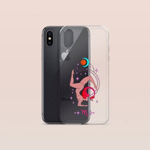 Puede incluir: Una funda transparente para tel&eacute;fono con una ilustraci&oacute;n rosa y roja de una mujer en una postura de yoga con el s&iacute;mbolo zodiacal de Escorpio, "m", y planetas en el fondo.