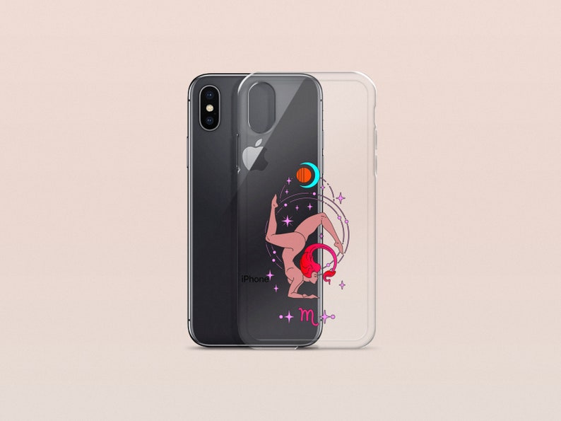 Puede incluir: Una funda transparente para tel&eacute;fono con una ilustraci&oacute;n rosa y roja de una mujer en una postura de yoga con el s&iacute;mbolo zodiacal de Escorpio, "m", y planetas en el fondo.