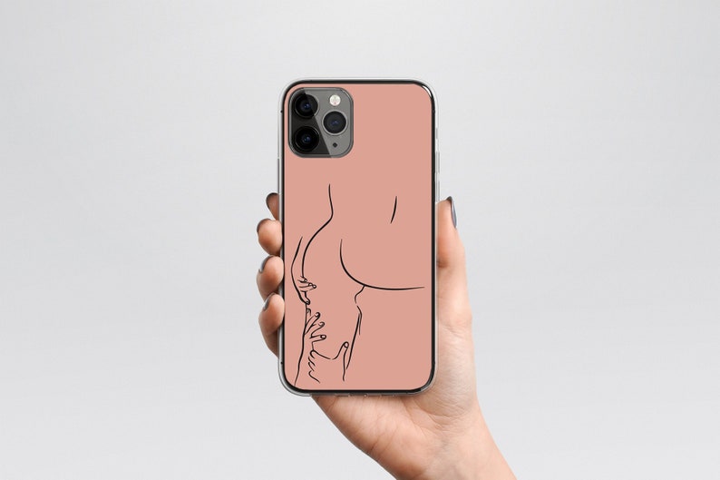 Puede incluir: Una funda de tel&eacute;fono rosa con un dibujo de l&iacute;nea negra de un cuerpo humano.
