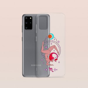 Puede incluir: Una funda transparente para tel&eacute;fono con una ilustraci&oacute;n colorida de una mujer en una postura de yoga con un s&iacute;mbolo del zod&iacute;aco escorpi&oacute;n y el texto "m".