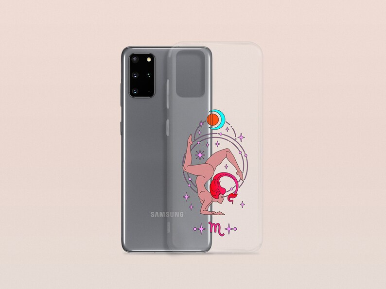 Puede incluir: Una funda transparente para tel&eacute;fono con una ilustraci&oacute;n colorida de una mujer en una postura de yoga con un s&iacute;mbolo del zod&iacute;aco escorpi&oacute;n y el texto "m".