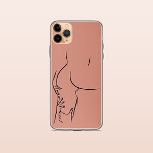 Puede incluir: Una funda de tel&eacute;fono transparente con un fondo de color piel y un dibujo de l&iacute;nea negra de un cuerpo humano con manos tocando el cuerpo.