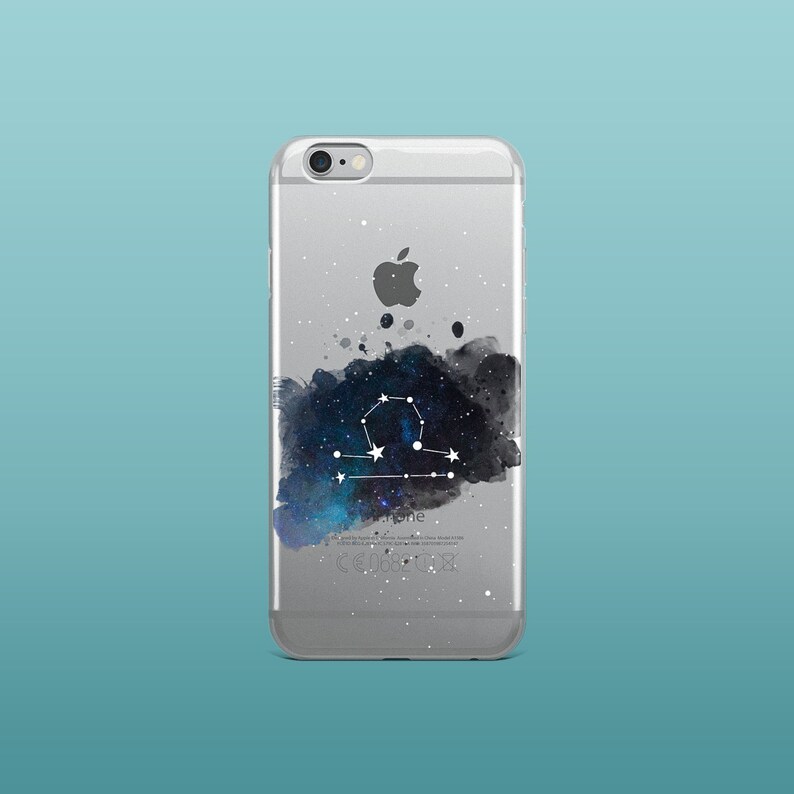 Peut inclure: Une coque de t&eacute;l&eacute;phone transparente avec un motif aquarelle d'une galaxie et la constellation du zodiaque de la Balance. La coque a un fond blanc avec un effet de scintillement subtil.