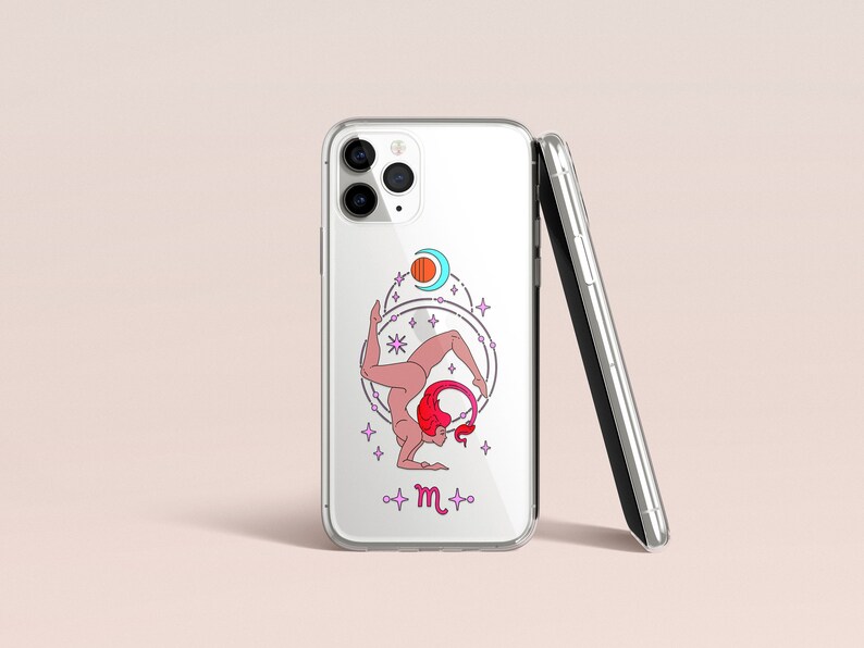 Puede incluir: Una funda transparente para tel&eacute;fono con un dise&ntilde;o de una persona en una postura de yoga con un s&iacute;mbolo zodiacal rosa y morado para Escorpio. La funda tiene una funda de tel&eacute;fono negra y plateada en el lateral.