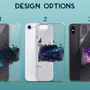 Peut inclure: Trois coques de t&eacute;l&eacute;phone transparentes avec un motif de galaxie. Les coques sont noires, blanches et transparentes. Le motif de galaxie est une n&eacute;buleuse de style aquarelle avec un sch&eacute;ma de couleurs bleu fonc&eacute;, violet et rose. Les coques ont un effet de paillettes subtil.