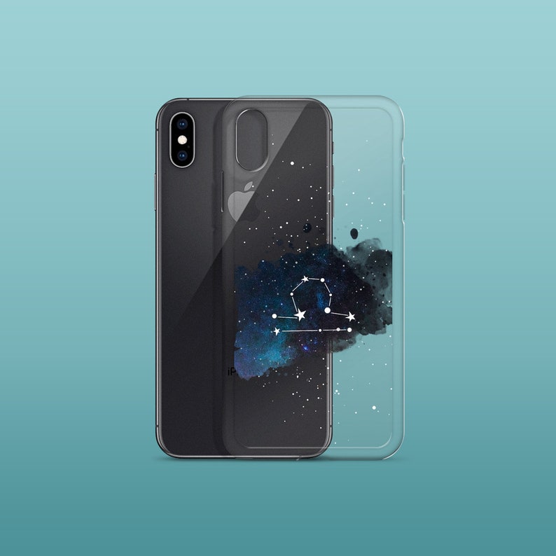 Peut inclure: Une coque de t&eacute;l&eacute;phone transparente avec un design aquarelle noir et bleu de la constellation de la Balance. La coque est con&ccedil;ue pour un smartphone avec un dos noir et un objectif d'appareil photo unique.