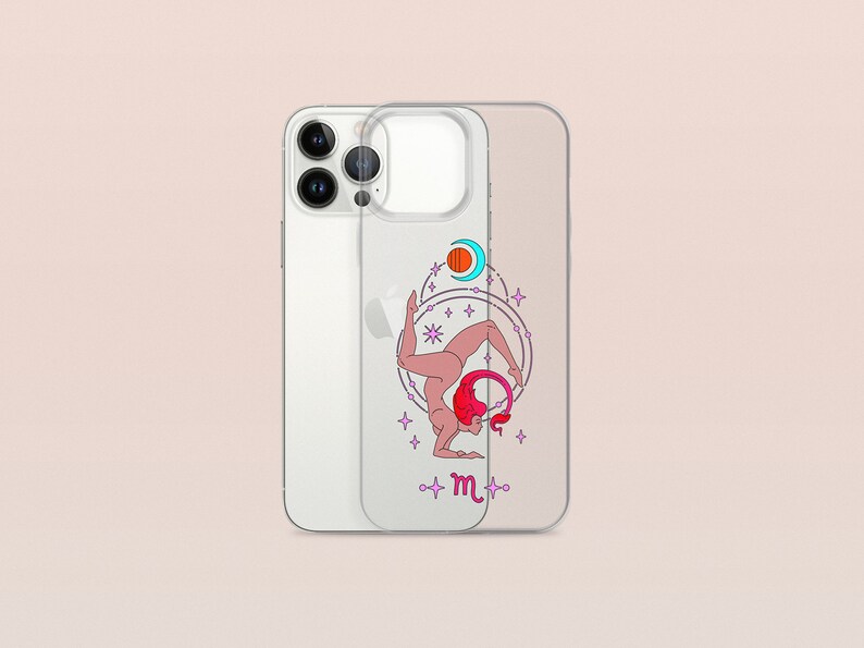Puede incluir: Una funda transparente para tel&eacute;fono con un dise&ntilde;o de una mujer en una postura de yoga con una cola de escorpi&oacute;n y la letra "m" en el centro. El dise&ntilde;o est&aacute; rodeado de estrellas y planetas.