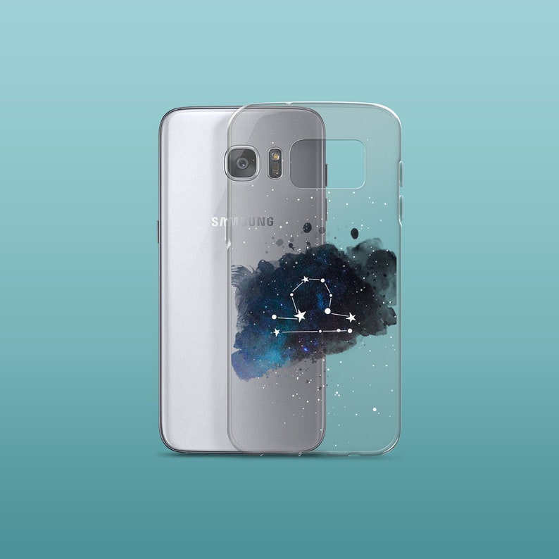 Peut inclure: Une coque de t&eacute;l&eacute;phone transparente avec un motif de galaxie repr&eacute;sentant la constellation de la Balance. La coque est pr&eacute;sent&eacute;e sur un t&eacute;l&eacute;phone Samsung argent&eacute;.