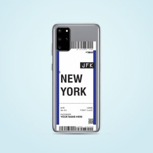Puede incluir: Una funda transparente para tel&eacute;fono con un dise&ntilde;o impreso de una tarjeta de embarque para un vuelo a Nueva York. La tarjeta de embarque tiene el texto "JFK" y "NEW YORK" impreso en ella. La tarjeta de embarque tambi&eacute;n tiene la fecha 08/20 y el texto "CABIN FIRST CLASS". El texto "PASSENGER: YOUR NAME HERE" tambi&eacute;n est&aacute; impreso en la tarjeta de embarque.