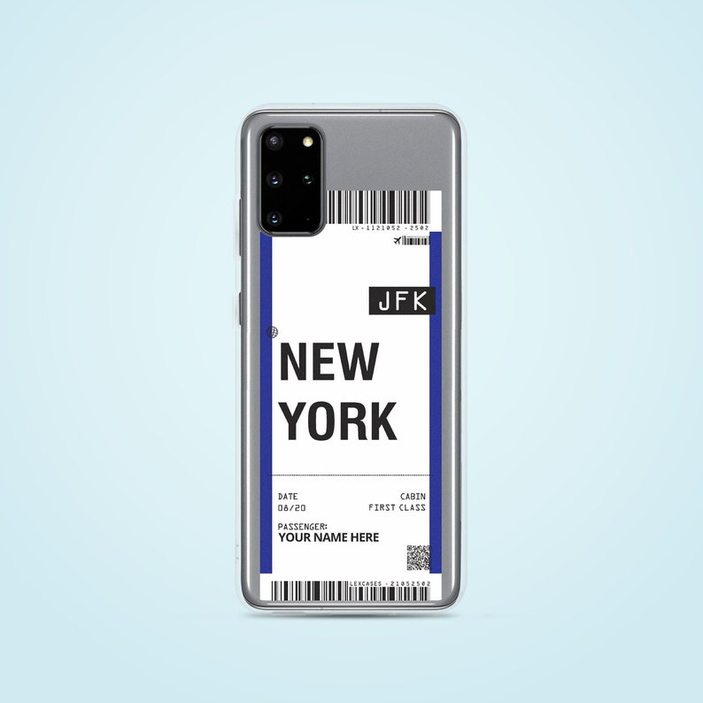 Puede incluir: Una funda transparente para tel&eacute;fono con un dise&ntilde;o impreso de una tarjeta de embarque para un vuelo a Nueva York. La tarjeta de embarque tiene el texto "JFK" y "NEW YORK" impreso en ella. La tarjeta de embarque tambi&eacute;n tiene la fecha 08/20 y el texto "CABIN FIRST CLASS". El texto "PASSENGER: YOUR NAME HERE" tambi&eacute;n est&aacute; impreso en la tarjeta de embarque.