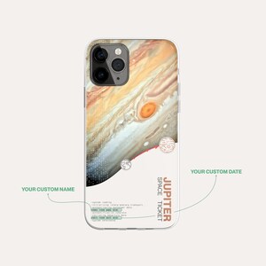 Puede incluir: Una funda transparente para teléfono con una imagen colorida de Júpiter, el planeta. La funda tiene el texto "Jupiter Space Ticket" y espacio para un nombre y una fecha personalizados.