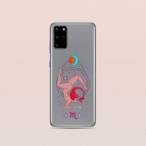 Puede incluir: Una funda de tel&eacute;fono gris con una ilustraci&oacute;n colorida de una mujer en una postura de yoga con una luna creciente y estrellas. El texto "m" est&aacute; en la parte inferior del dise&ntilde;o.