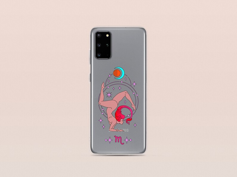 Puede incluir: Una funda de tel&eacute;fono gris con una ilustraci&oacute;n colorida de una mujer en una postura de yoga con una luna creciente y estrellas. El texto "m" est&aacute; en la parte inferior del dise&ntilde;o.