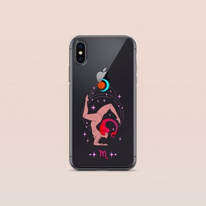 Puede incluir: Una funda transparente para tel&eacute;fono con fondo negro y una ilustraci&oacute;n rosa y roja de una mujer en una postura de yoga. La ilustraci&oacute;n est&aacute; rodeada por un c&iacute;rculo de estrellas y planetas. El texto "m" est&aacute; en la parte inferior de la funda.