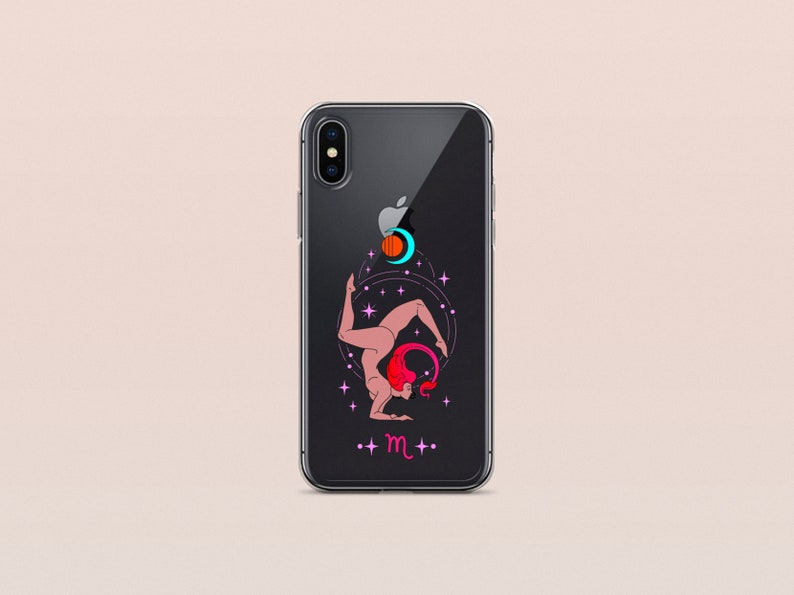Puede incluir: Una funda transparente para tel&eacute;fono con fondo negro y una ilustraci&oacute;n rosa y roja de una mujer en una postura de yoga. La ilustraci&oacute;n est&aacute; rodeada por un c&iacute;rculo de estrellas y planetas. El texto "m" est&aacute; en la parte inferior de la funda.