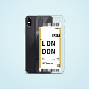 Puede incluir: Una funda transparente para tel&eacute;fono con un dise&ntilde;o de tarjeta de embarque impreso. La tarjeta de embarque tiene el texto "LHR LON DON" y "FIRST CLASS" impreso en ella. La funda est&aacute; dise&ntilde;ada para adaptarse a un iPhone.