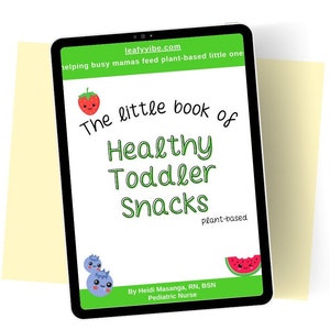 Könnte beinhalten: Ein digitales Tablet zeigt ein Buchcover mit dem Titel "The little book of Healthy Toddler Snacks" mit einem pflanzlichen Thema. Das Cover zeigt Illustrationen von Erdbeeren, Blaubeeren und Wassermelonen. Der Name und die Qualifikationen des Autors sind ebenfalls sichtbar.