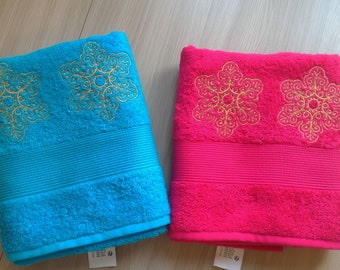 Toalhas de felpa azuis e enfeite de floco de neve bordado em fúcsia, perfeitos para presentear no Ano Novo e no Natal.