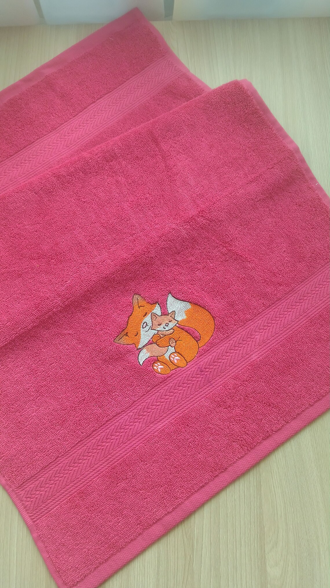 Toalla de baño de color coral con bordado Fox Mother and | Etsy