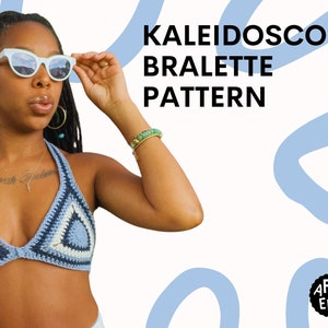 Puede incluir: Un bralette de ganchillo en tonos azules y blancos, con diseño de cuello halter. La imagen incluye el texto "KALEIDOSCOPE BRALETTE PATTERN" y el logo de Afro Ella. La persona de la imagen lleva gafas de sol azul claro.