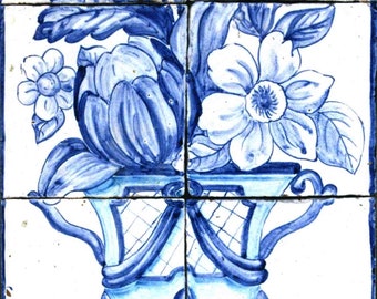 Peinture murale de tuile, vase de fleur bleue. Céramique andalouse traditionnelle, peinte et émaillée à la main.
