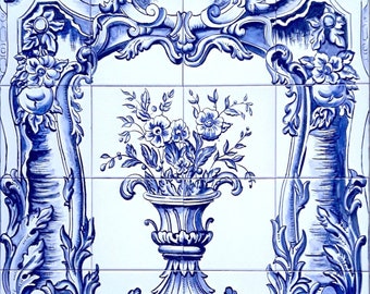 AJ-Fliese Wandbild, blau, getrimmt, Stillleben, Blumenvase mit Bordüre. Handbemalte, traditionelle, andalusische, portugiesische Keramik.