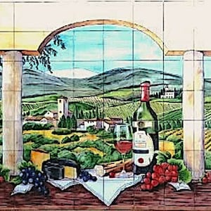 Peut inclure: Une fresque en carreaux représentant une scène pittoresque de la campagne italienne avec des collines vallonnées, des vignes et un petit village. Une bouteille de vin rouge, un verre de vin, des raisins et du fromage sont disposés sur une table au premier plan. La scène est encadrée par une arche et des colonnes.
