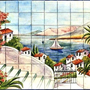 Puede incluir: Una pintura al agua de un pueblo mediterráneo con casas blancas, techos de tejas rojas y palmeras. El pueblo está situado en una ladera con vistas a una bahía azul con un velero en la distancia. La pintura está hecha en un estilo de azulejos, con un patrón de cuadrícula.