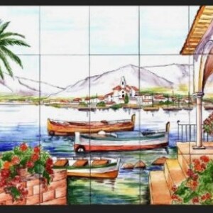 Puede incluir: Una pintura al agua de un pueblo mediterráneo con una palmera, barcos y un edificio con una puerta arqueada. La escena está pintada en tonos azules, verdes y marrones.