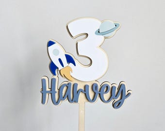 Adorno personalizado para pastel con forma de cohete espacial, adorno personalizado con nombre y edad, decoración para fiestas temáticas de naves espaciales en madera y acrílico.