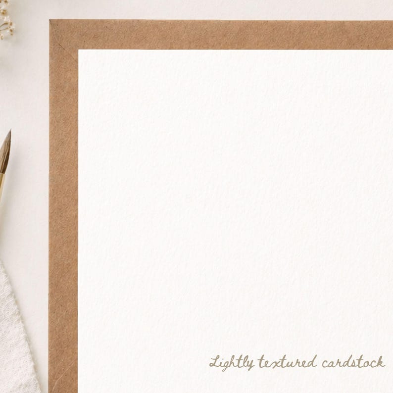 Puede incluir: Una pieza rectangular de cartulina blanca con una textura sutil, enmarcada por un borde marr&oacute;n. El texto "Lightly textured cardstock" est&aacute; impreso en una fuente cursiva marr&oacute;n en la esquina inferior derecha del &aacute;rea blanca de la cartulina.