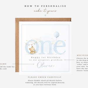 Puede incluir: Una tarjeta de felicitaci&oacute;n cuadrada con sobre marr&oacute;n que presenta el texto "one" en letras grandes de color azul claro, un peque&ntilde;o osito de peluche, nubes y un globo. Debajo, el texto dice "Happy 1st Birthday to our gorgeous grandson" y "Oliver".