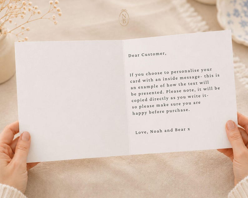 Puede incluir: Una tarjeta de felicitaci&oacute;n blanca con texto impreso en negro en el lado derecho que dice: Dear Customer, If you choose to personalise your card with an inside message- this is an example of how the text will be presented. Love, Noah and Bear x.