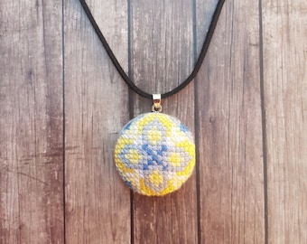 Collar bordado a mano: colgante amarillo y azul, plata antigua