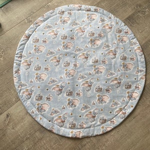 Dumbo Spielmatte, Baby Spielmatte, Gepolsterte Spielmatte, Bauchzeit, Baby-Dusche-Geschenk, Spielteppich, Kinderzimmer Spielmatte, Rundteppich, Dumbo Kinderzimmer Dekor