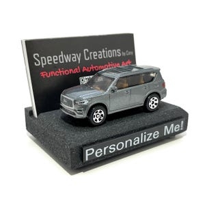 Porte-cartes de visite QX80 - Accessoire QX80 pour votre bureau, bureau ou espace de travail - Cadeau QX80 personnalisé - Porte-cartes de visite SUV de luxe.