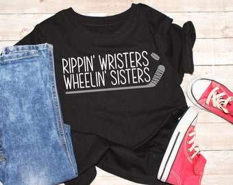 Rippin Wristers Wheelin Sisters Hockey SVG / Hockey Kid Shirt Cut File / Divertente Tshirt da hockey / Hockey in formato svg / DOWNLOAD DIGITALE