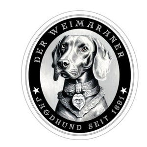 Puede incluir: Una pegatina circular con una ilustración detallada de un perro Weimaraner. El perro es gris con un collar y un colgante en forma de corazón. El texto "DER WEIMARANER JAGDHUND SEIT 1891" está en un borde negro.